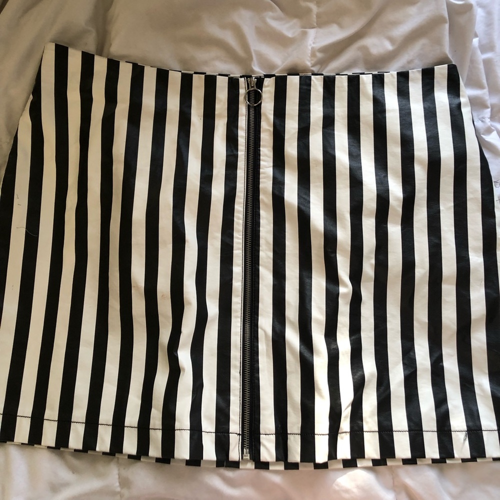 black and white striped mini skirt with o zipper